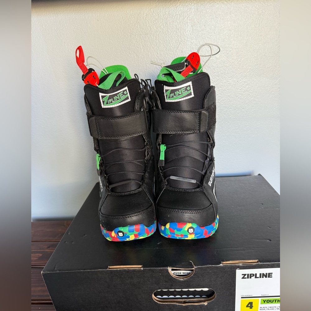 Burton NWT Youth Snowboard Boots size 4Y